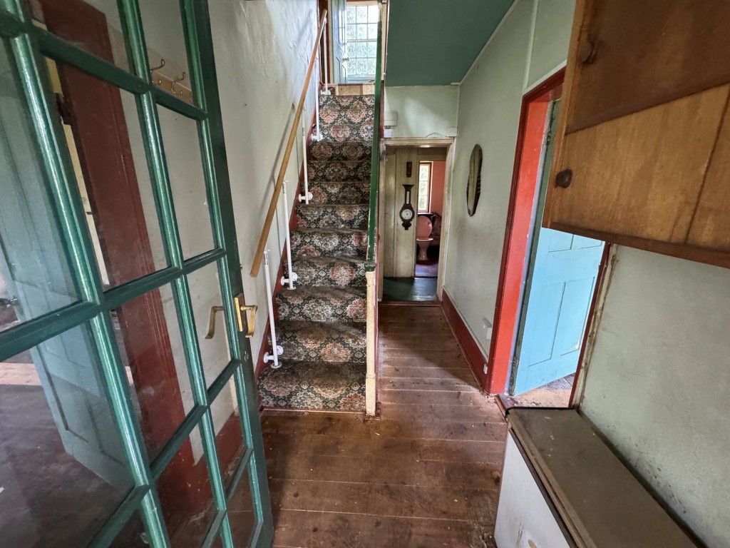 Lot: 128 - DETACHED COTTAGE FOR TOTAL REFURBISHMENT IN POPULAR VILLAGE - Entrance hall